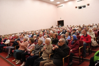 Этого выступления ждали, ещё перед началом зал был полон Этого выступления ждали, ещё перед началом зал был полон