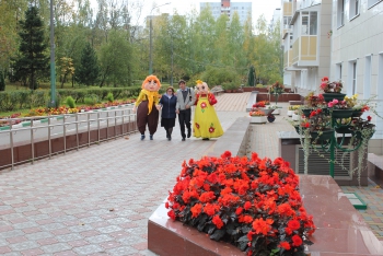 Гостей встречали сказочные персонажи Гостей встречали сказочные персонажи